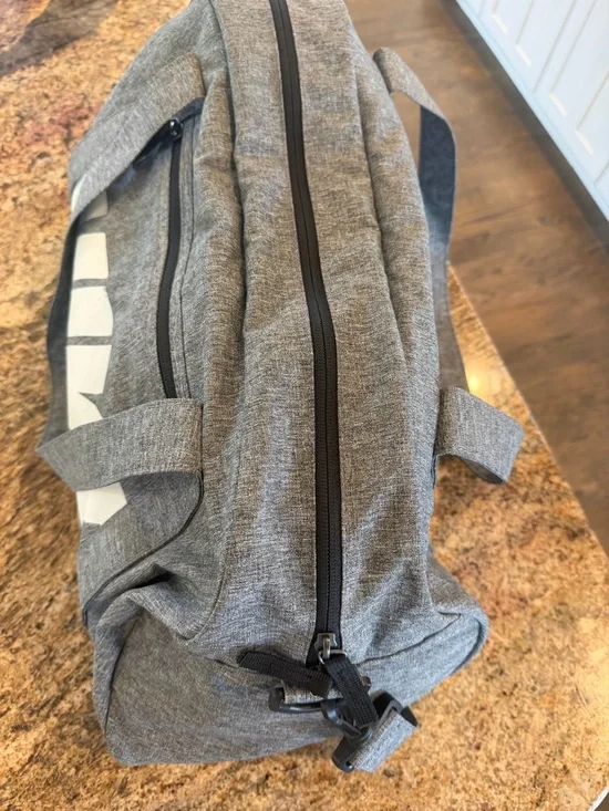 Nike Gray Gym Duffel Gym Bag w/shoulder strap - Picture 3 of 13